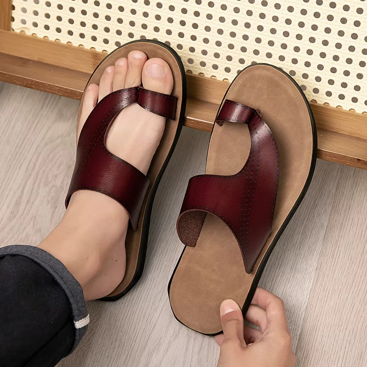 Men Leather Summer Slippers New Fashion Flip-Flops Sandals Breathable Non-slip Casual Flat Slippers