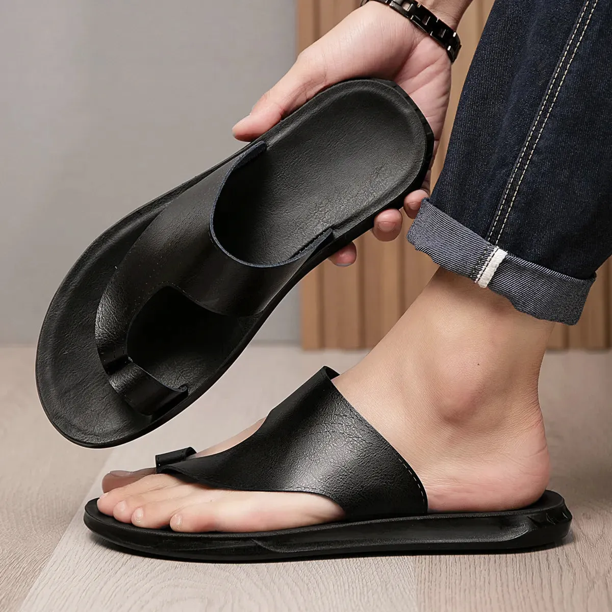 Men Leather Summer Slippers New Fashion Flip-Flops Sandals Breathable Non-slip Casual Flat Slippers