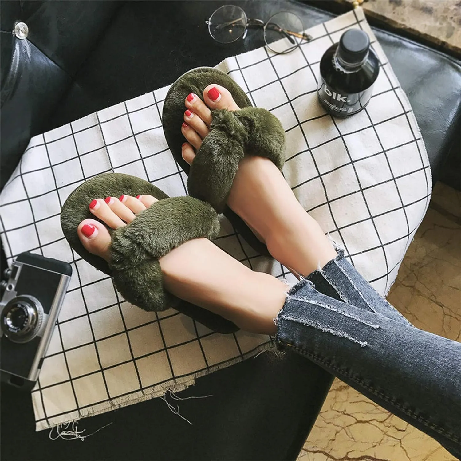 Women's Fuzzy Memory Foam Flip Flop Slippers Soft Comfy Open Toe Slip On Spa Thong Flat Sandals Ladies House Home Furry Sandal Slides Indoor Outdoor